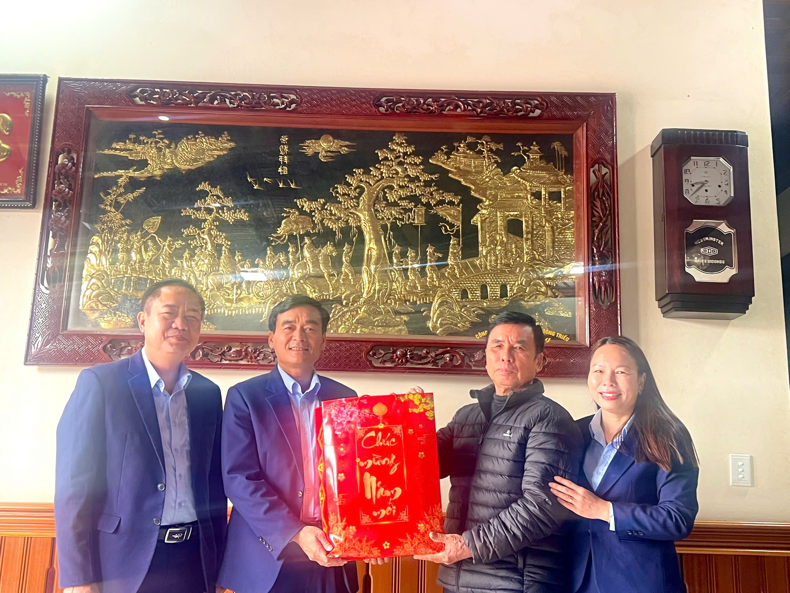 Lãnh đạo Công ty TNHH MTV Thủy lợi Đông Triều thăm, chúc Tết nguyên lãnh đạo công ty