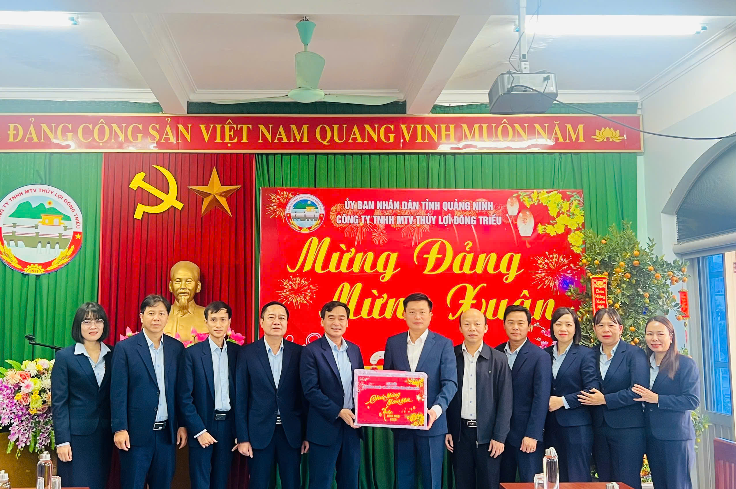 Lãnh đạo Sở Nông nghiệp và Môi trường tỉnh Quảng Ninh thăm chúc tết cán bộ, người lao động Công ty TNHH MTV Thủy lợi Đông Triều