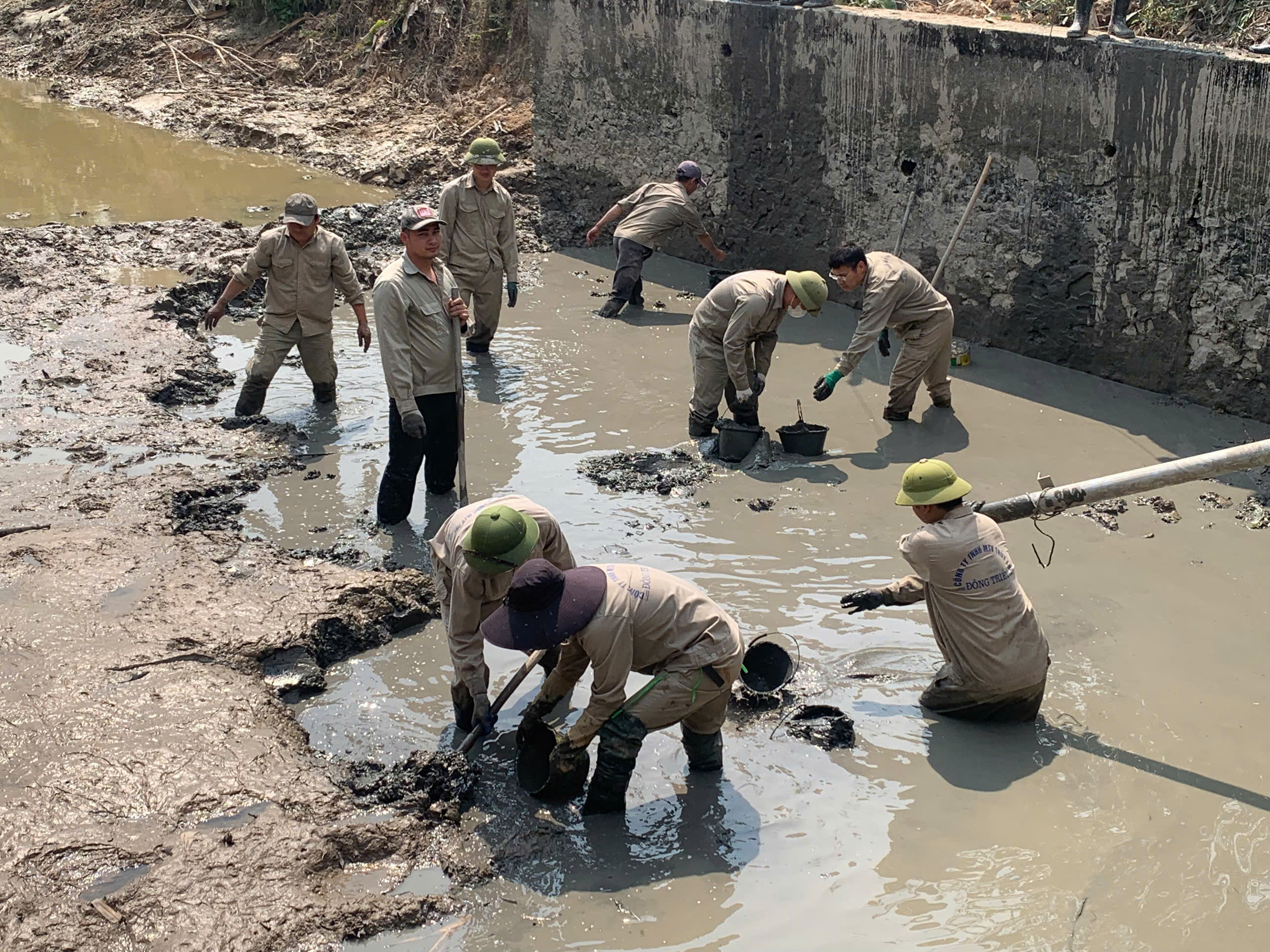 Công ty TNHH MTV Thủy lợi Đông Triều  tổ chức dọn nạo vét, khơi thông bể hút trạm bơm Tân Việt